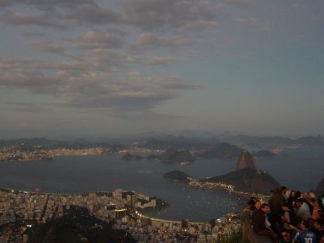 Rio de Janeiro am Abend: Der Blick vom Corcovado (Christusstatue) auf die Stadt